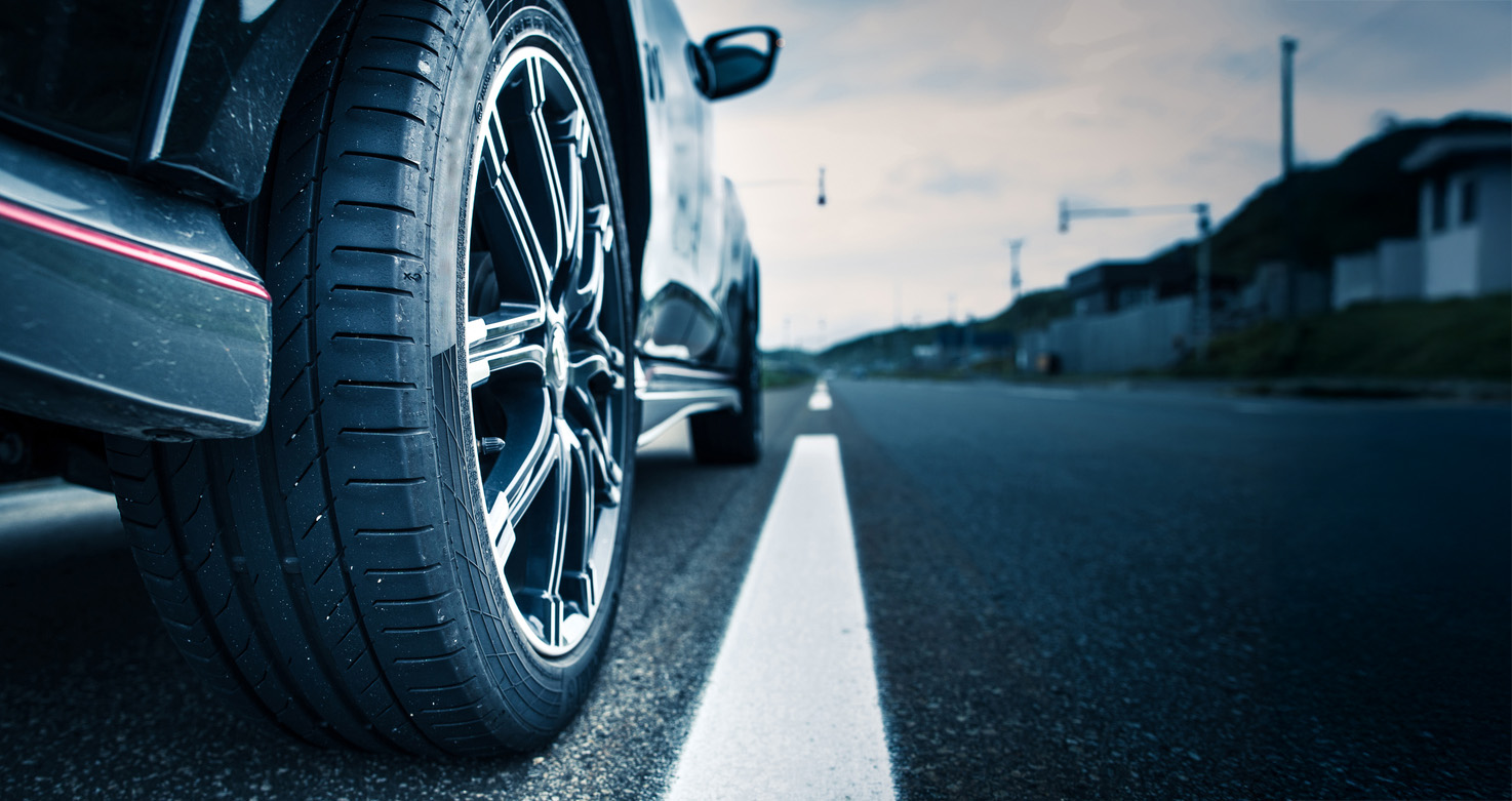 スタッドレスタイヤの慣らし走行する車